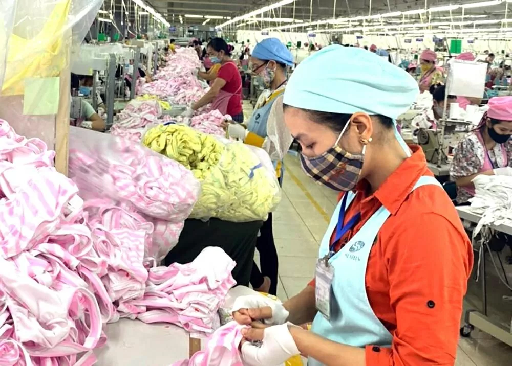 Công nhân may tại dây chuyền của Công ty TNHH Seshin (Hàn Quốc), Khu công nghiệp Thụy Vân, thành phố Việt Trì.