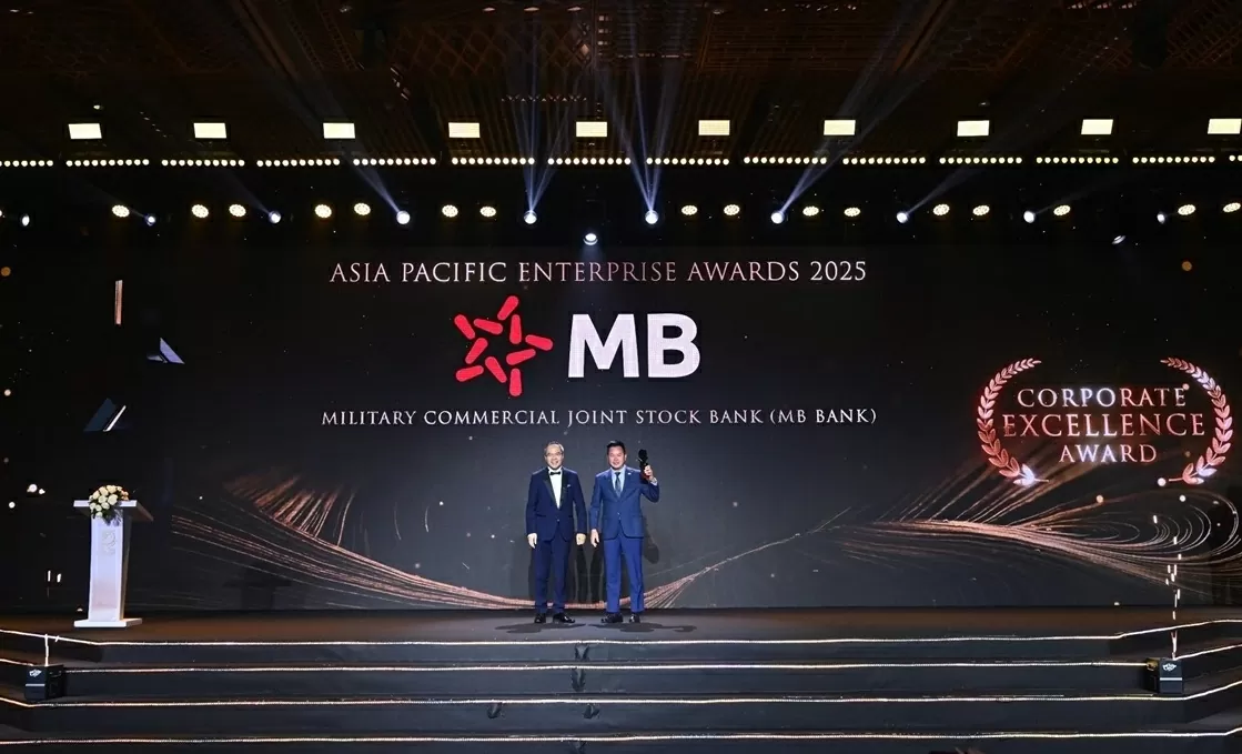 Ông Hà Trọng Khiêm – Phó Tổng giám đốc đại diện MB nhận giải thưởng. Ông Hà Trọng Khiêm – Phó Tổng giám đốc đại diện MB nhận giải thưởng.