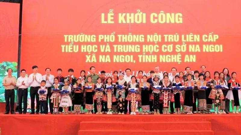 Tổng Bí thư Tô Lâm cùng các đồng chí lãnh đạo Đảng, Nhà nước, các bộ, ngành Trung ương, tỉnh Nghệ An trao quà tặng cho các em học sinh trên địa bàn xã.