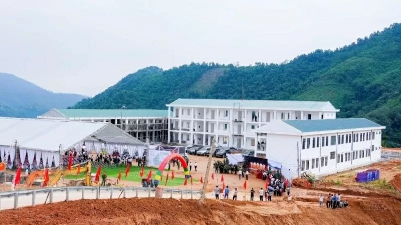 Trường phổ thông nội trú liên cấp tiểu học và trung học cơ sở Na Ngoi có quy mô diện tích khoảng 5,5ha, với tổng số vốn đầu tư gần 240 tỷ đồng từ nguồn vốn Nhà nước và xã hội hóa.