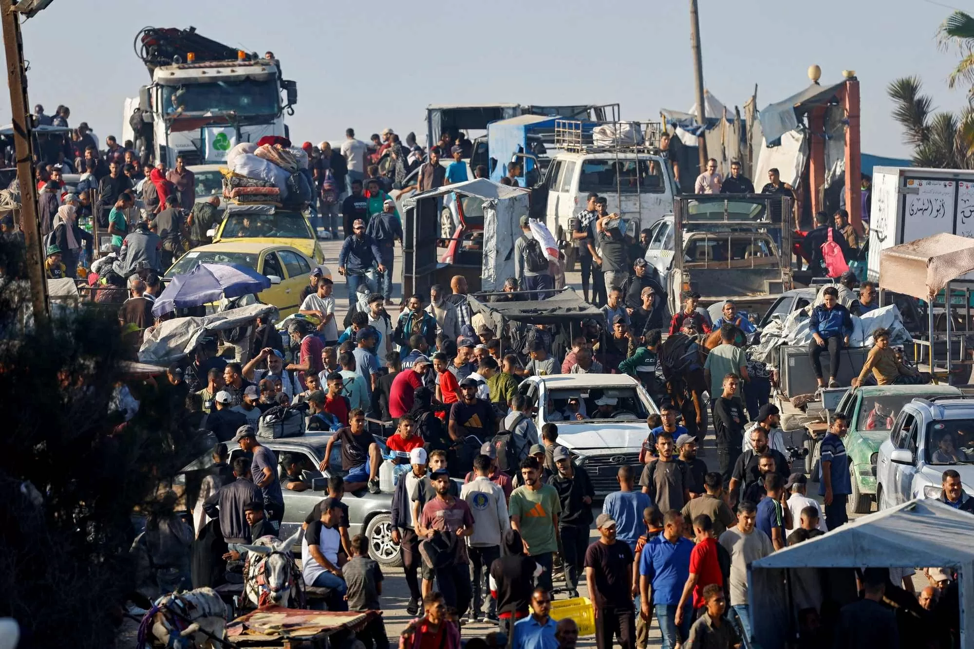 Người Palestine, bị Israel buộc phải di dời đến khu vực phía Nam Gaza, đang tìm đường di cư về phía Bắc. [Mahmoud Issa/Reuters]