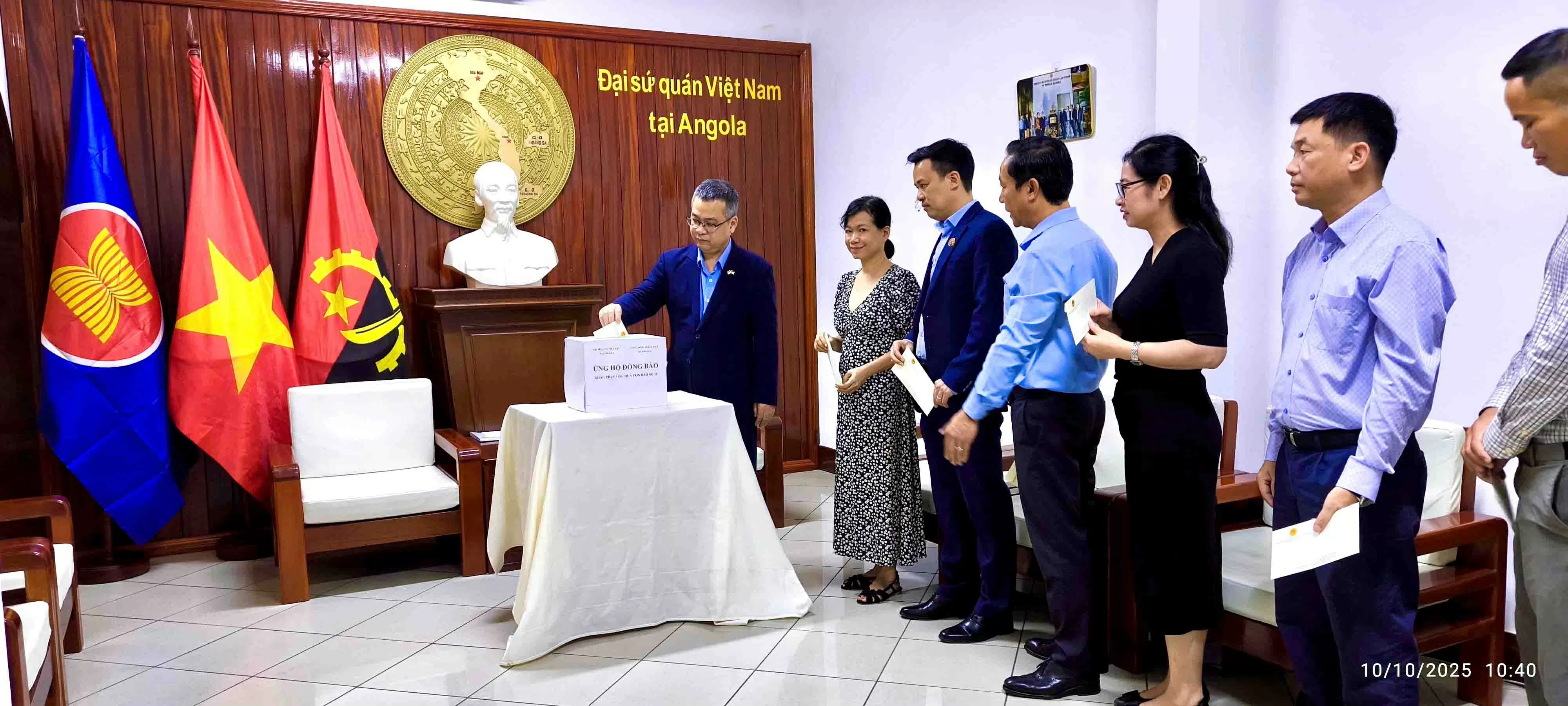 Đại sứ quán Việt Nam tại Angola quyên góp ủng hộ đồng bào khắc phục bão lũ