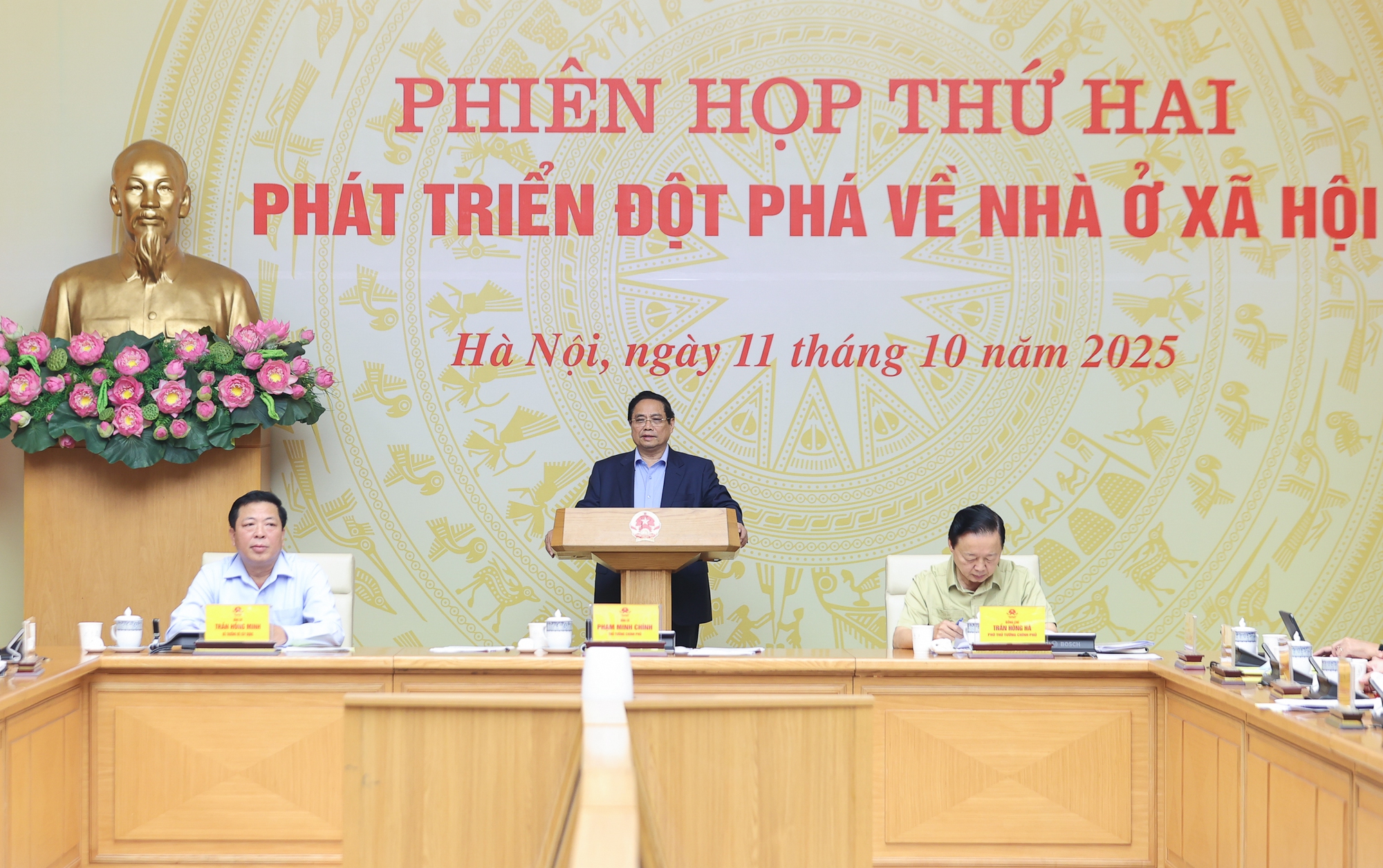 Thủ tướng: Đột phá phát triển nhà ở xã hội phù hợp từng địa phương, đầy đủ hạ tầng và cân đối cung-cầu- Ảnh 2.