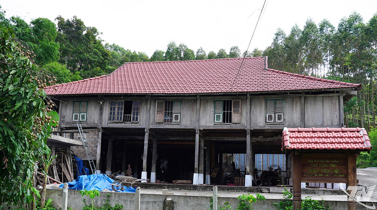 Dưới nếp nhà sàn nghe chuyện Tân Đô Ngôi nhà của gia đình bà Bế Thị Yên đang tiếp tục được đầu tư, cải tạo sẵn sàng đón du kahcsh.