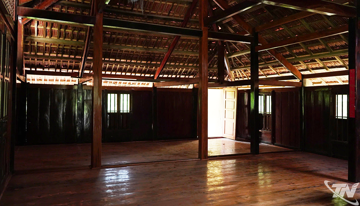 Dưới nếp nhà sàn nghe chuyện Tân Đô Ngôi nhà khang trang của gia đình ông Lý Hồng Thái đã sẵn sàng đón du khách.