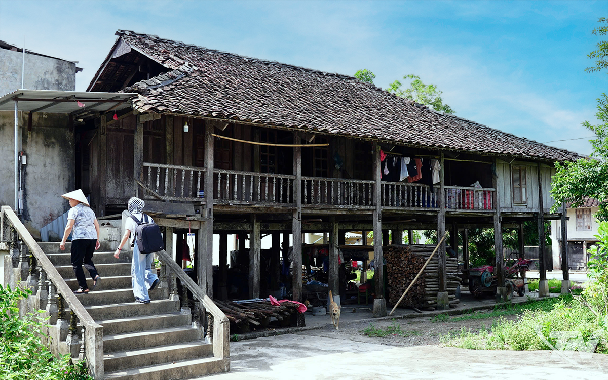 Dưới nếp nhà sàn nghe chuyện Tân Đô Ngôi nhà