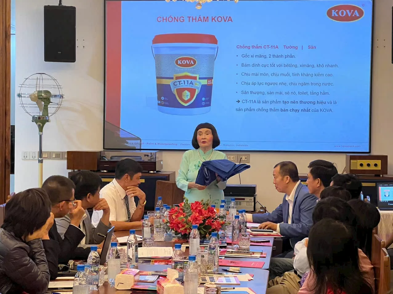 Ông Ngô Sỹ Tuyên và Chủ tịch Tập đoàn Sơn Kova giới thiệu sản phẩm sơn Kova nano ( sản phẩm xanh) cho khách hàng.