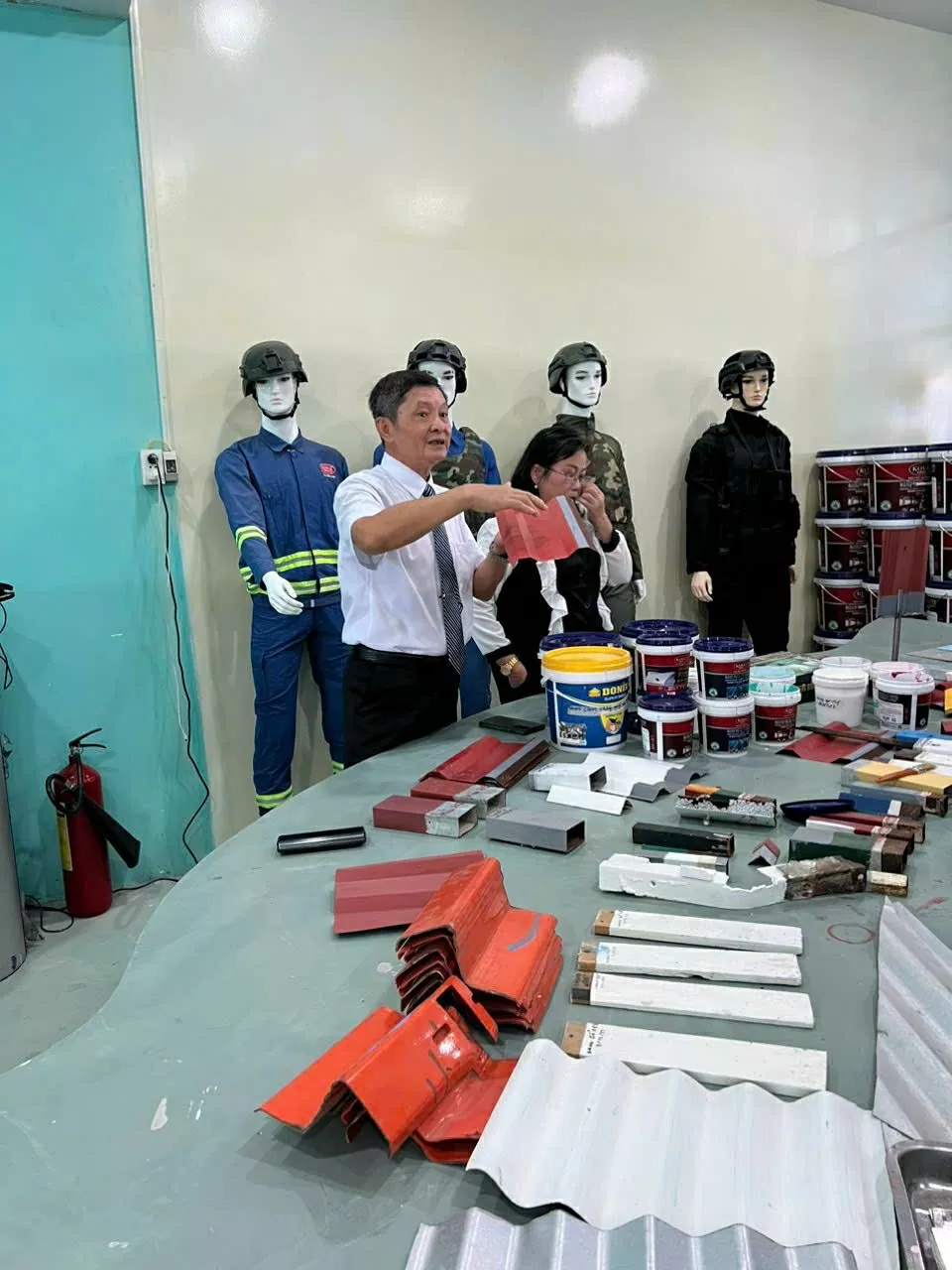 Ông Ngô Sỹ Tuyên và Chủ tịch Tập đoàn Sơn Kova giới thiệu sản phẩm sơn Kova nano (sản phẩm xanh) cho khách hàng.