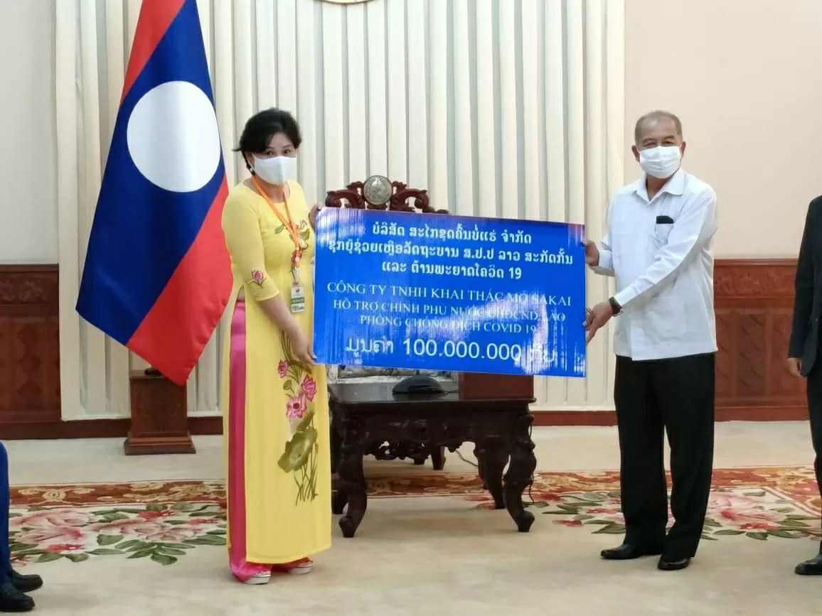 .Bà Phạm Thị Minh Hường, Giám đốc Công ty khai thác khoáng sản Sakai Mining tặng 100 triệu Kip cho Chính phủ Lào trong phòng, chống COVID 19 .Bà Phạm Thị Minh Hường, Giám đốc Công ty khai thác khoáng sản Sakai Mining tặng 100 triệu Kip cho Chính phủ Lào trong phòng, chống COVID 19