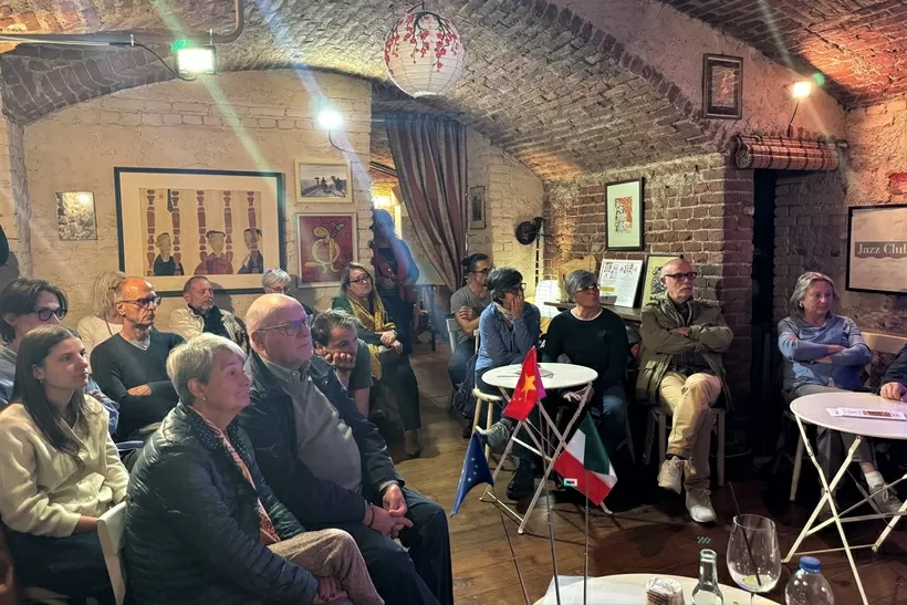 Những người bạn Italy yêu mến Việt Nam tham dự buổi Tọa đàm tổng kết tháng kỷ niệm 80 năm Quốc khánh Việt Nam. (Nguồn: TTXVN)
