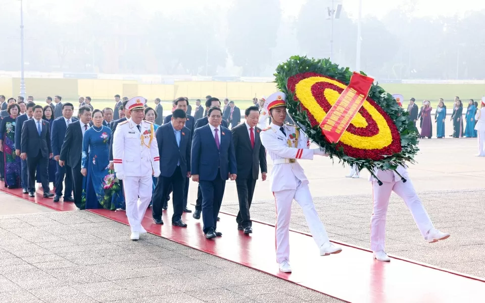 Các đại biểu dự Đại hội đã đặt vòng hoa, vào Lăng viếng Chủ tịch Hồ Chí Minh và đặt vòng hoa, dâng hương tại Đài tưởng niệm các Anh hùng Liệt sĩ trên đường Bắc Sơn. (Nguồn: VGP)