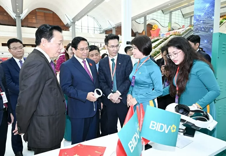 Thủ tướng Phạm Minh Chính và các đại biểu tham quan các triển lãm được tổ chức nhân dịp Đại hội - Ảnh: VGP Thủ tướng Chính phủ Phạm Minh Chính chủ trì phiên trù bị của Đại hội Đảng bộ Chính phủ lần thứ nhất