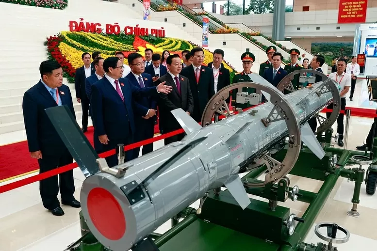 Thủ tướng Phạm Minh Chính và các đại biểu tham quan các triển lãm được tổ chức nhân dịp Đại hội - Ảnh: VGP/Nhật Bắc Thủ tướng Chính phủ Phạm Minh Chính chủ trì phiên trù bị của Đại hội Đảng bộ Chính phủ lần thứ nhất