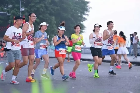 Hàng nghìn bước chân tiếp sức bệnh nhân ung thư. Vận động viên tham gia giải chạy. Ảnh: BVCC.