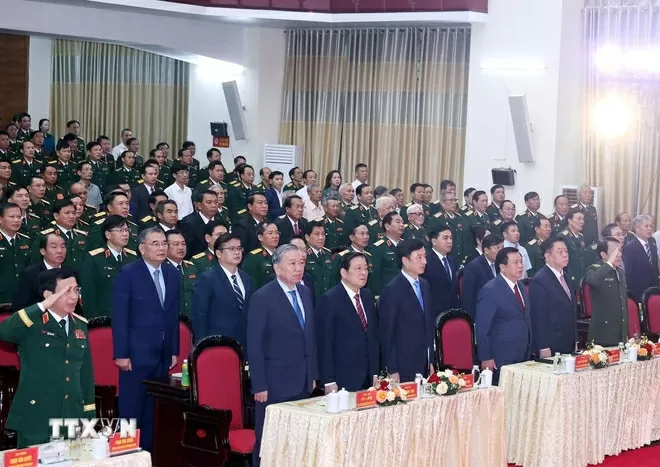 Tổng Bí thư Tô Lâm và các đại biểu thực hiện nghi lễ chào cờ. (Ảnh: Thống Nhất/TTXVN)