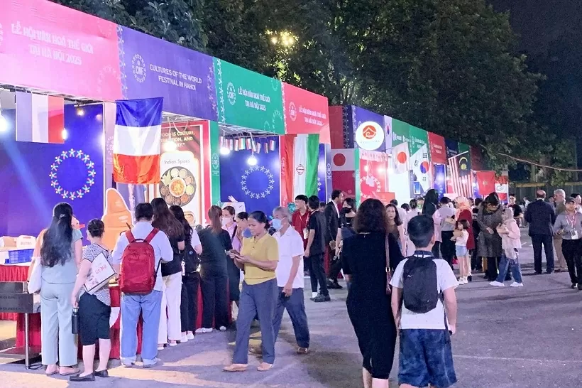 Sắc màu thế giới hội tụ giữa lòng Hoàng thành Thăng Long