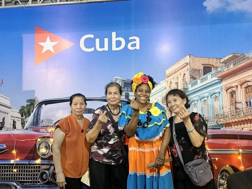 Sắc màu thế giới hội tụ giữa lòng Hoàng thành Thăng Long