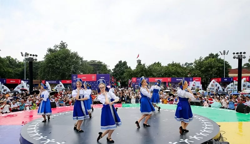 Sắc màu thế giới hội tụ giữa lòng Hoàng thành Thăng Long