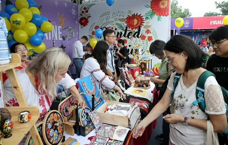 Sắc màu thế giới hội tụ giữa lòng Hoàng thành Thăng Long Sắc màu thế giới hội tụ giữa lòng Hoàng thành Thăng Long