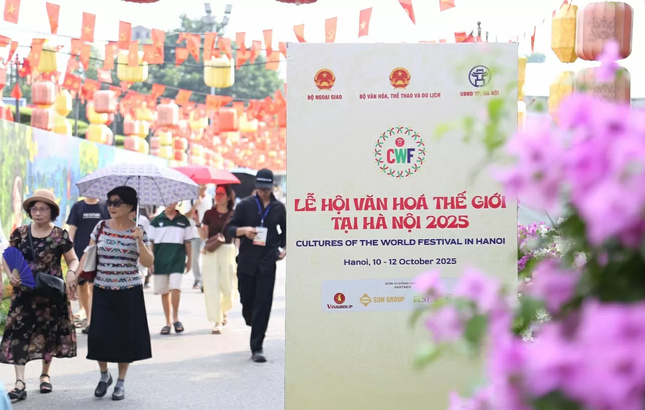 Đây là lần đầu tiên, một sự kiện văn hóa quy mô lớn như vậy được tổ chức, quy tụ đại diện từ 48 đại sứ quán và các tổ chức quốc tế tại Việt Nam. (Ảnh: Thành Long)