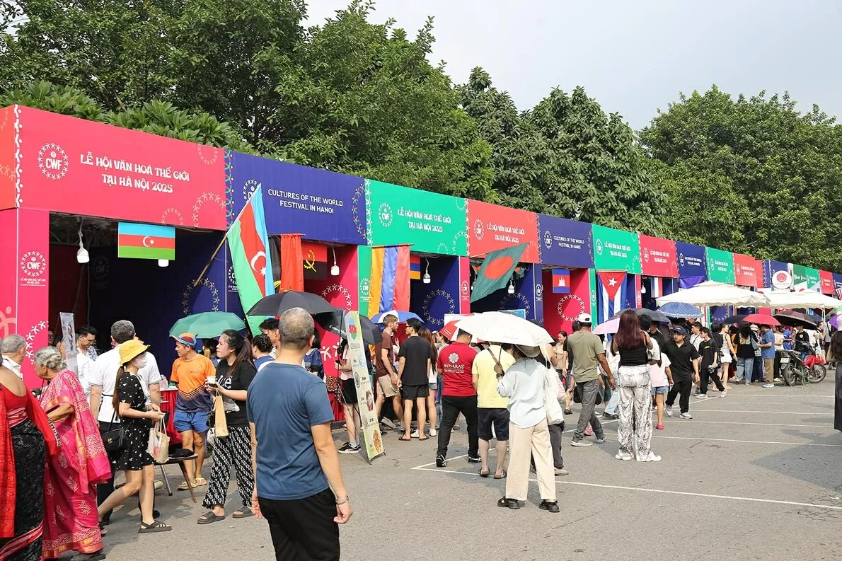 Tại các khu trưng bày, du khách được chiêm ngưỡng trang phục truyền thống, sản phẩm thủ công tinh xảo, thưởng thức món ngon từ nhiều nền ẩm thực khác nhau từ bánh mì Pháp, sushi Nhật đến món nướng Mexico hay cà phê Việt Nam. (Ảnh: Thành Long) Tại các khu trưng bày, du khách được chiêm ngưỡng trang phục truyền thống, sản phẩm thủ công tinh xảo, thưởng thức món ngon từ nhiều nền ẩm thực khác nhau từ bánh mì Pháp, sushi Nhật đến món nướng Mexico hay cà phê Việt Nam. (Ảnh: Thành Long)