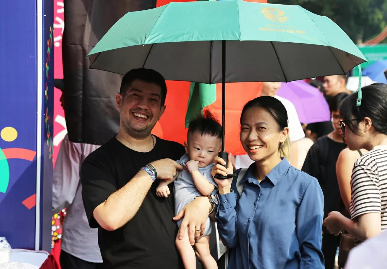 Đây là dịp hiếm có người dân Thủ đô có thể được trải nghiệm các nền văn hoá từ năm châu hội tụ về Hoàng Thành Thăng Long. (Ảnh: Thành Long)