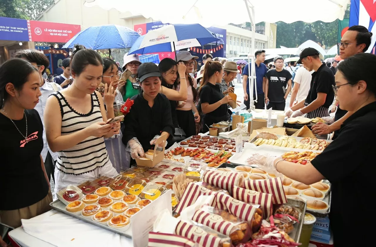 Nước Pháp còn rất ấn tượng bởi sự tinh túy của nền ẩm thực, trong đó nổi bật là bánh mì baguette - loại bánh mà họ có thể ăn ba bữa/ngày, được nhìn thấy mỗi sáng trên tay người dân hay buộc sau xe đạp, góp phần tạo nên nét văn hóa không thể nhầm lẫn của quốc gia này. Mới đây, bí quyết thủ công và văn hóa bánh mì baguette Pháp đã được UNESCO công nhận là di sản văn hóa phi vật thể, xứng đáng được nhân loại bảo tồn. Nước Pháp còn rất ấn tượng bởi sự tinh túy của nền ẩm thực, trong đó nổi bật là bánh mì baguette - loại bánh mà họ có thể ăn ba bữa/ngày, được nhìn thấy mỗi sáng trên tay người dân hay buộc sau xe đạp, góp phần tạo nên nét văn hóa không thể nhầm lẫn của quốc gia này. Mới đây, bí quyết thủ công và văn hóa bánh mì baguette Pháp đã được UNESCO công nhận là di sản văn hóa phi vật thể, xứng đáng được nhân loại bảo tồn.