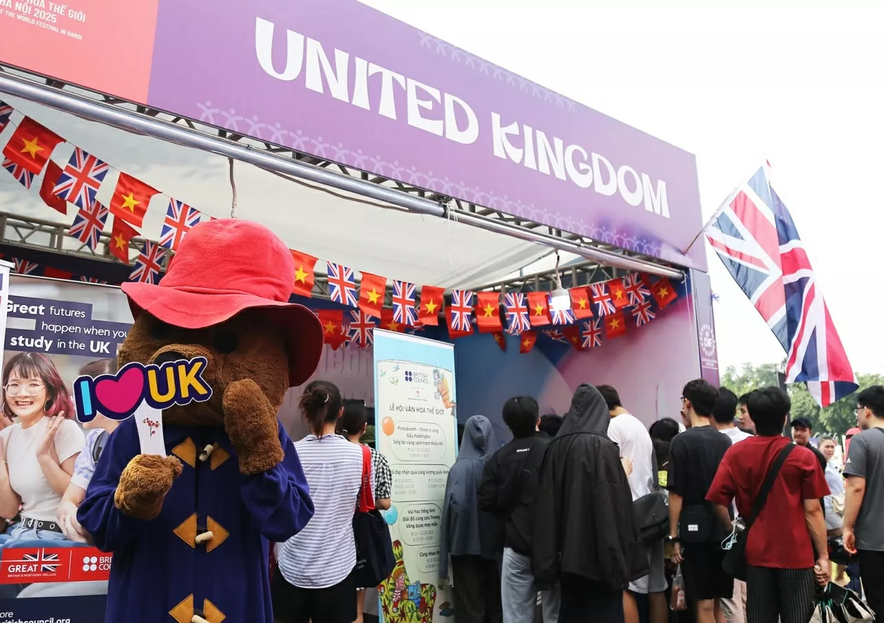 Không chỉ dừng lại ở ẩm thực, gian hàng Vương Quốc Anh còn mở ra những trò chơi giải trí, câu đố trùng thưởng để thu hút du khách đến và tìm hiểu về văn hóa. (Ảnh: Thành Long)