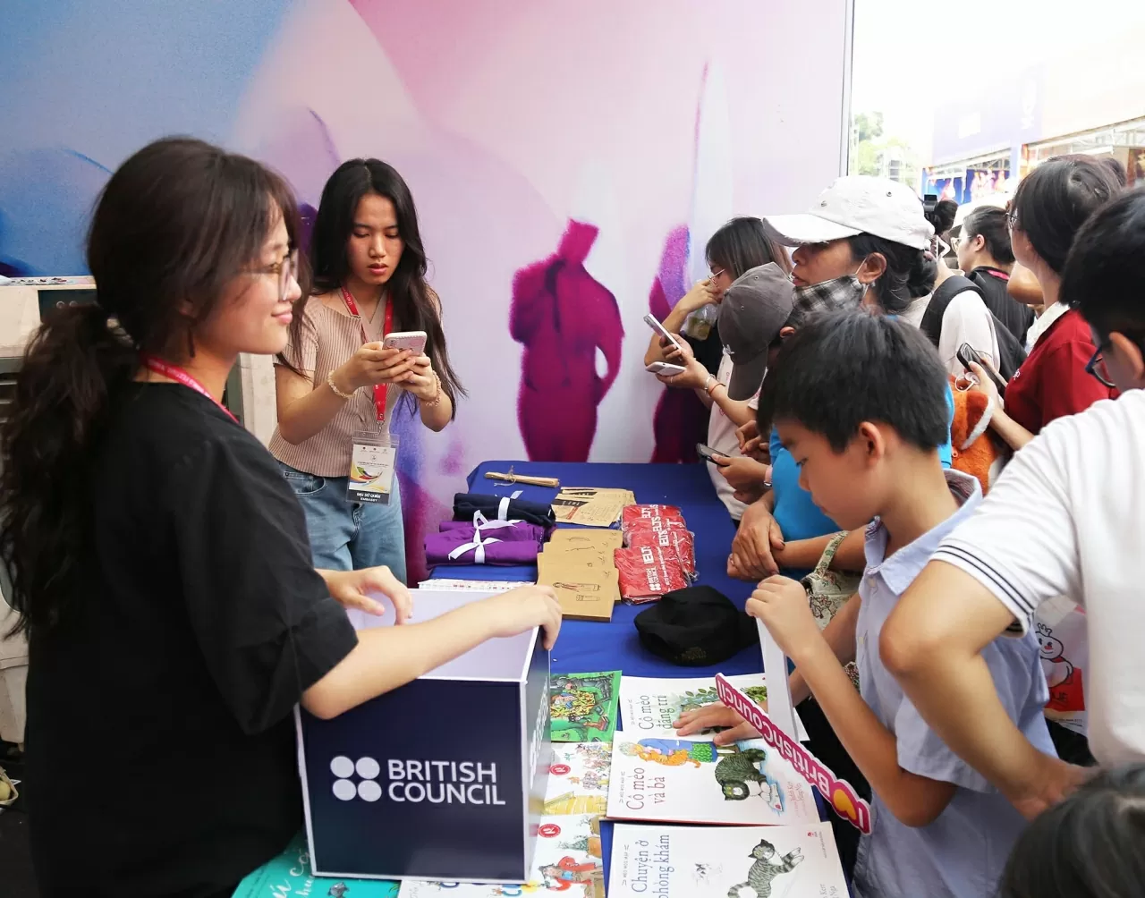 Không chỉ dừng lại ở ẩm thực, gian hàng Vương Quốc Anh còn mở ra những trò chơi giải trí, câu đố trùng thưởng để thu hút du khách đến và tìm hiểu về văn hóa. (Ảnh: Thành Long)