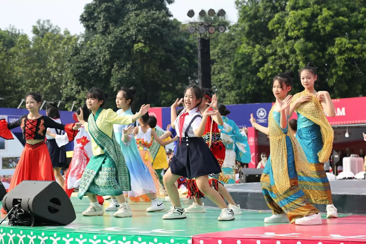 Các em thiếu nhi đang miệt mài tập luyện cho buổi bế mạc diễn ra vào tối nay. (Ảnh: Thành Long) Các em thiếu nhi đang miệt mài tập luyện cho buổi bế mạc diễn ra vào tối nay. (Ảnh: Thành Long)