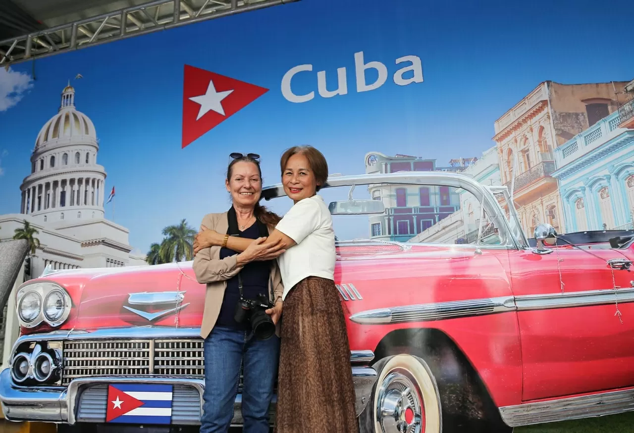 Khoảnh khắc những người bạn cũ từng học tập và làm việc tại Cuba gặp nhau tại Lễ hội Văn hóa Thế giới. (Ảnh: Thành Long)