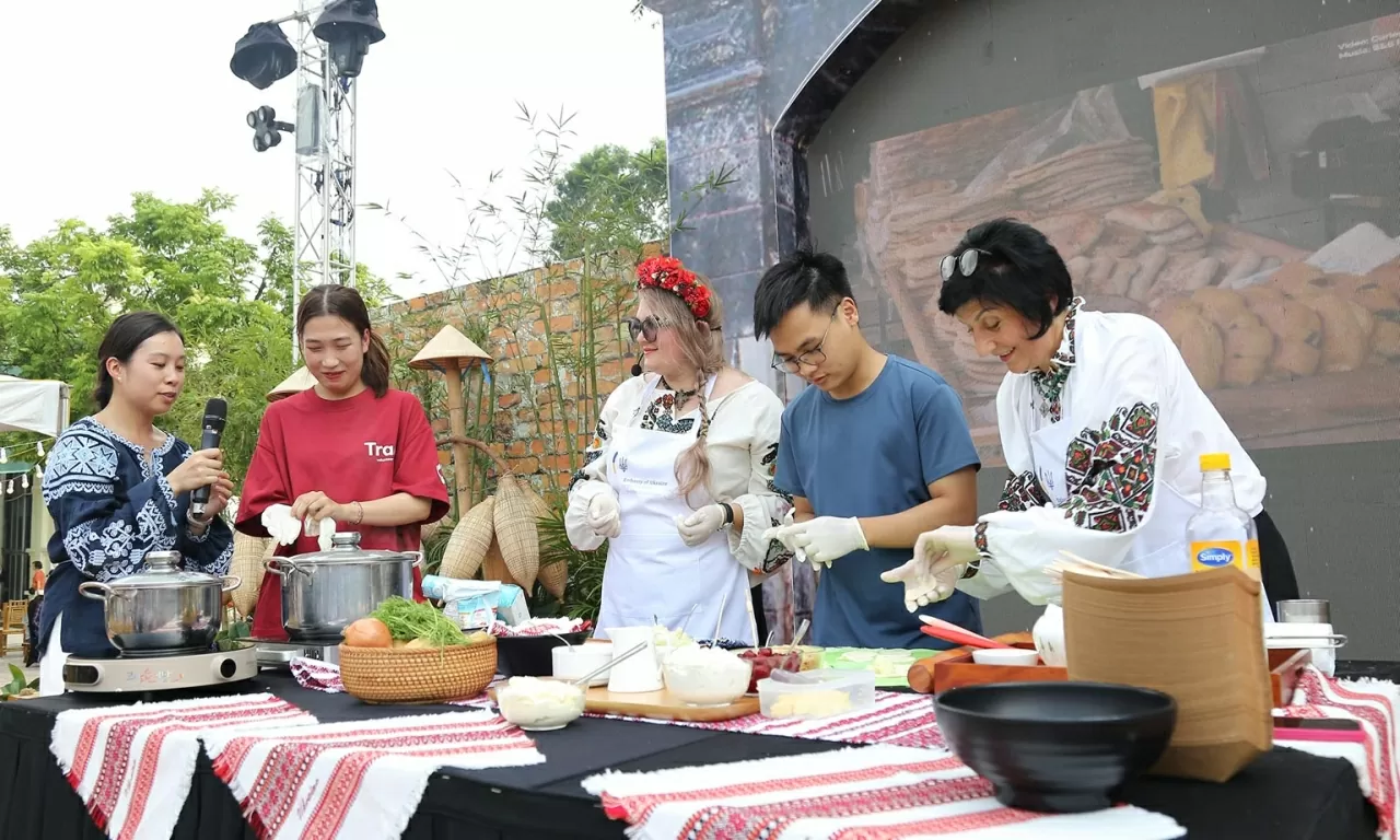 Các bạn trẻ còn được trải nghiệm nấu những món ăn truyền thống của các nước trên thế giới. (Ảnh: Thành Long) Các bạn trẻ còn được trải nghiệm nấu những món ăn truyền thống của các nước trên thế giới. (Ảnh: Thành Long)