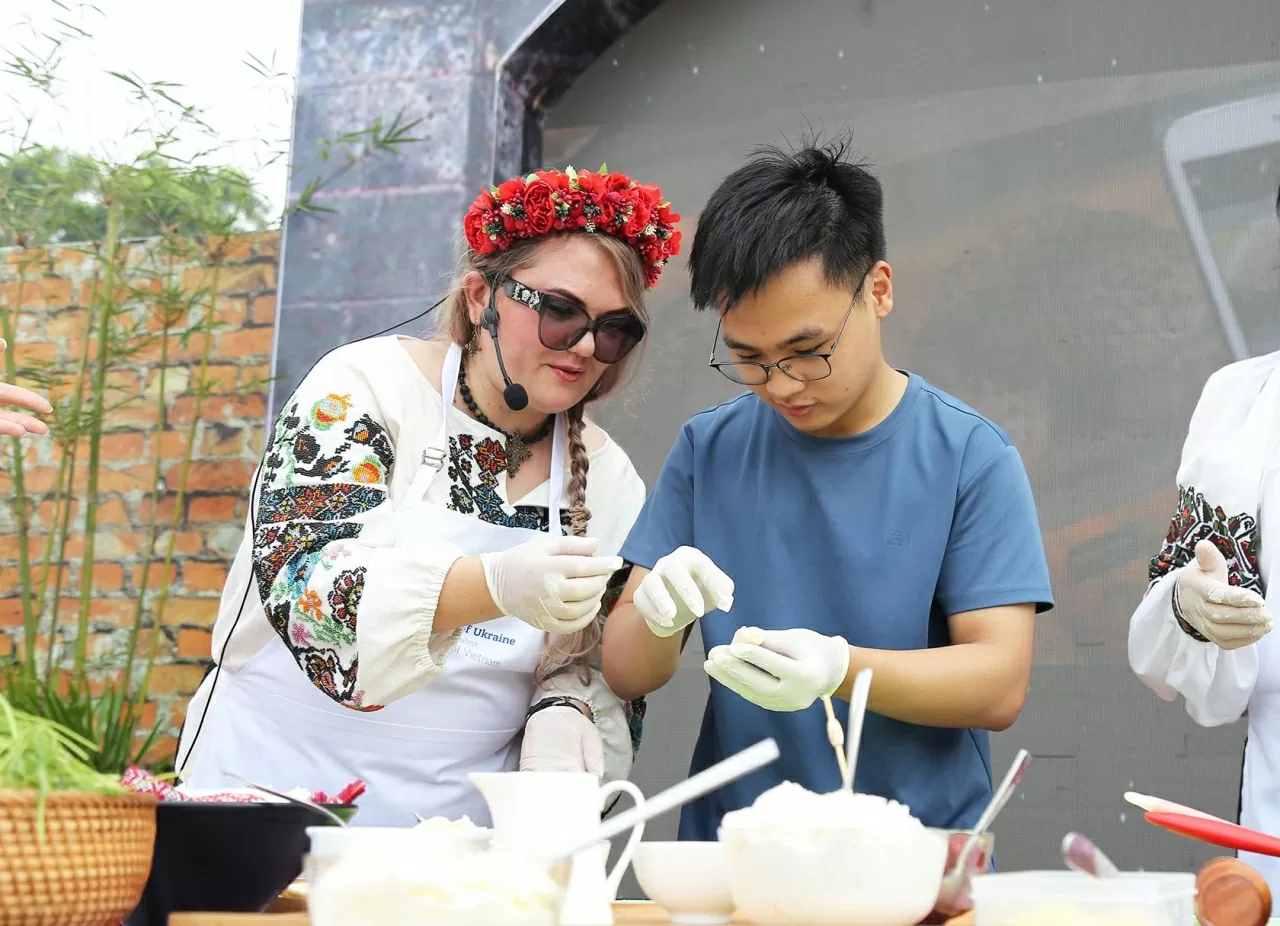 Bạn Nguyễn Quốc Minh tới từ Hà Nội chia sẻ đây là lần đầu tiên em nấu món bánh khoai tây truyền thống của Ukraina, trải nghiệm rất thú vị. (Ảnh: Thành Long)