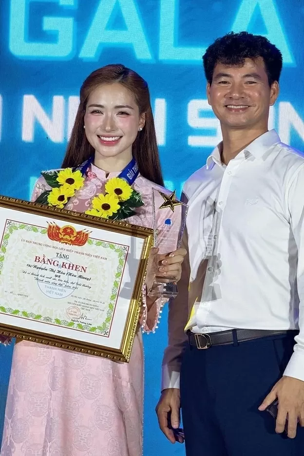 Ca sĩ Hòa Minzy nhận danh hiệu 'Thanh niên sống đẹp' ở lĩnh vực văn hóa, nghệ thuật