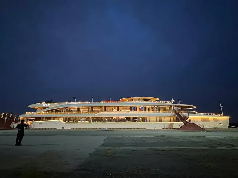 Du thuyền Elite of Saigon có sức chứa 500 khách, gồm 3 tầng và được bao quanh bởi hệ thống kính toàn cảnh 360 độ, cho phép du khách ngắm trọn vẻ đẹp của thành phố cả ngày lẫn đêm.