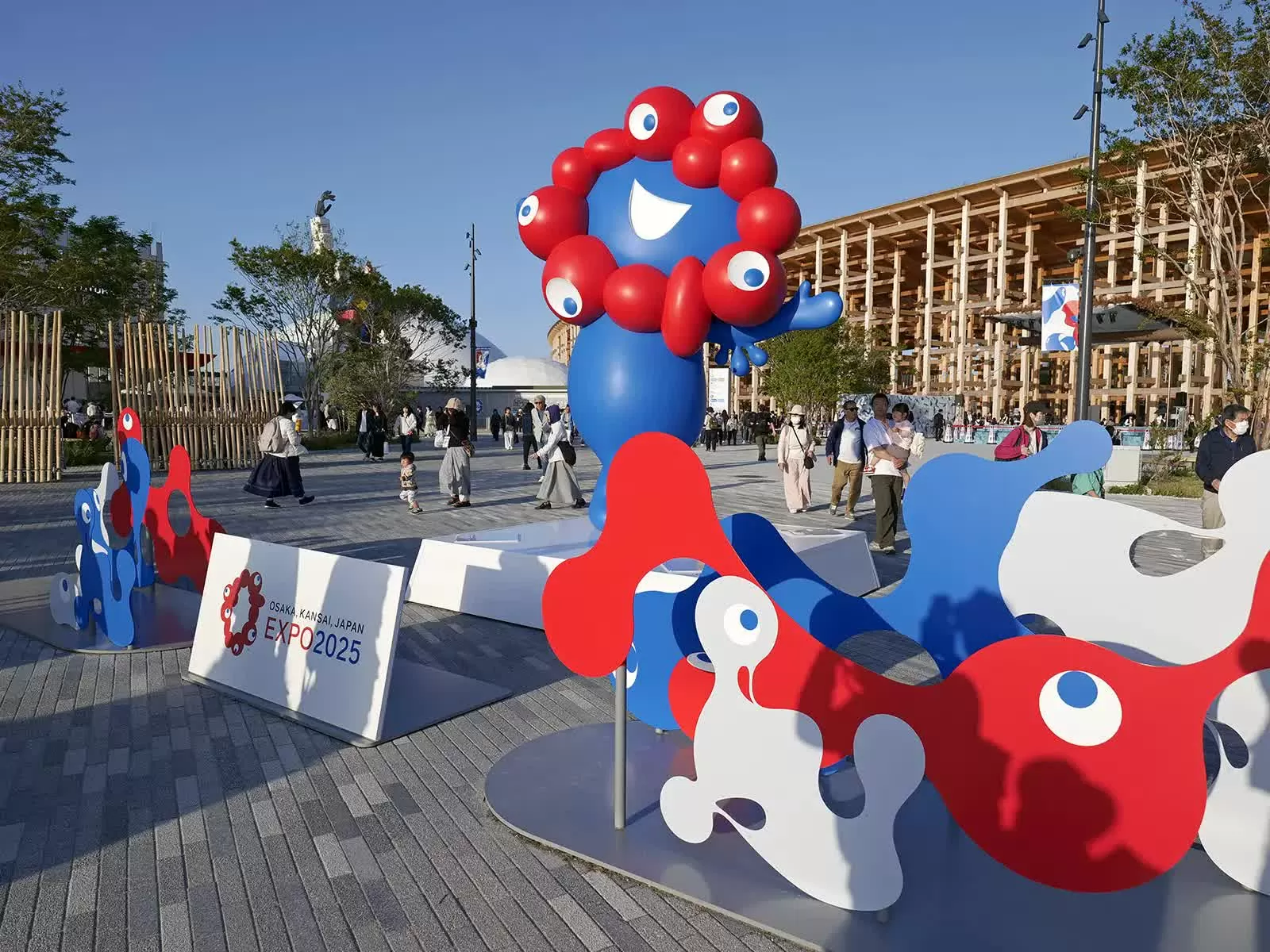 Doanh số bán hàng được cấp phép tại EXPO Osaka 2025, bao gồm cả thú nhồi bông của linh vật chính thức Myaku-Myaku, đạt khoảng 80 tỷ Yen (tương đương 525 triệu USD), tính đến cuối tháng 8. (Nguồn: Away to the City)