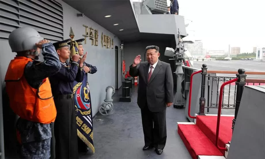 Chủ tịch Triều Tiên Kim Jong Un đã đến thăm tàu khu trục Choe Hyon 5000 tấn tại Triển lãm Phát triển quốc phòng, ngày 5/10. (Nguồn: KCNA)