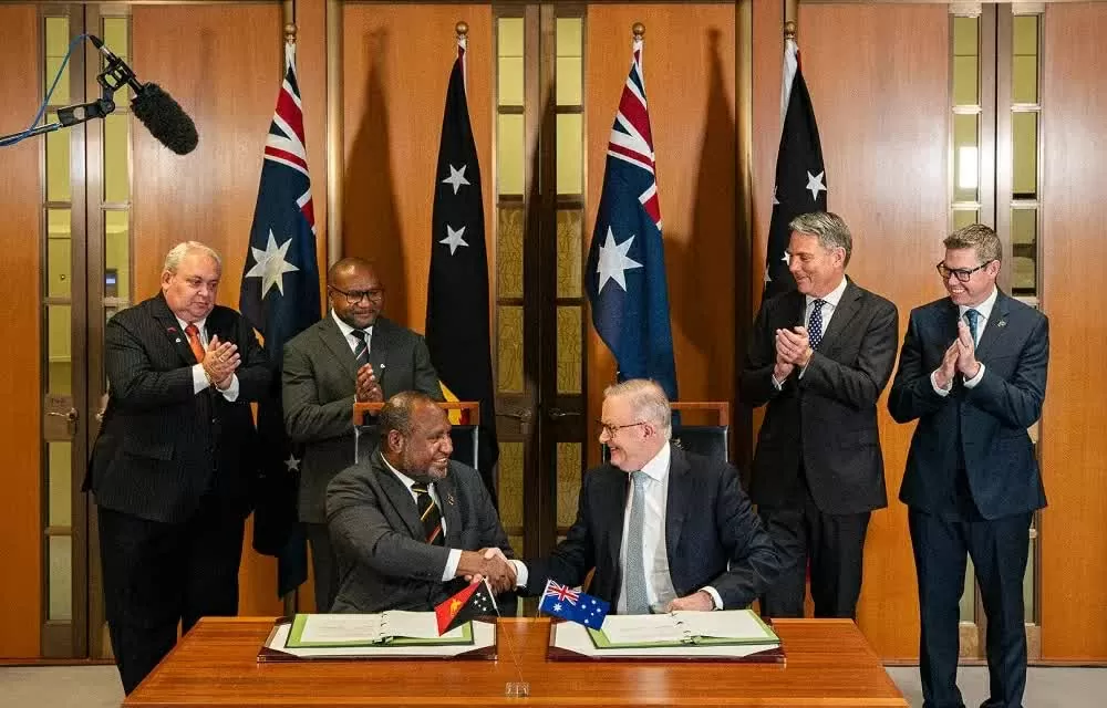 Thủ tướng Australia Anthony Albanese (ngồi bên phải) và người đồng cấp Papua New Guinea James Marape ký Hiệp ước Phòng thủ lẫn nhau tại Canberra, ngày 6/10. (Nguồn: X)