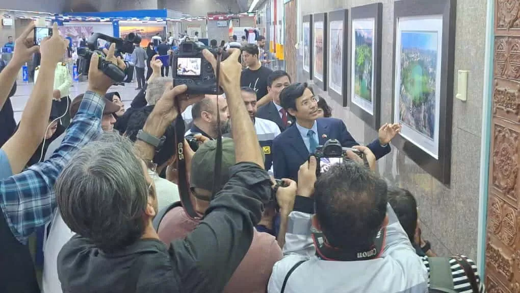 Khai mạc Triển lãm ảnh 'Việt Nam: Vẻ đẹp và sức sống vĩnh cửu' tại ga tàu điện ngầm ở thủ đô Tehran, Iran