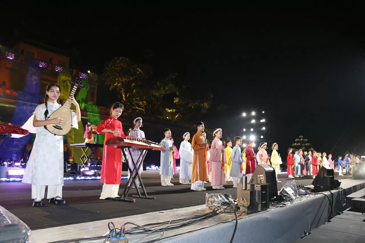 Tiết mục trình dẫn mở màn buổi bế mạc của nhóm thiếu thi Ngôi sao nhỏ. (Ảnh: Thành Long)
