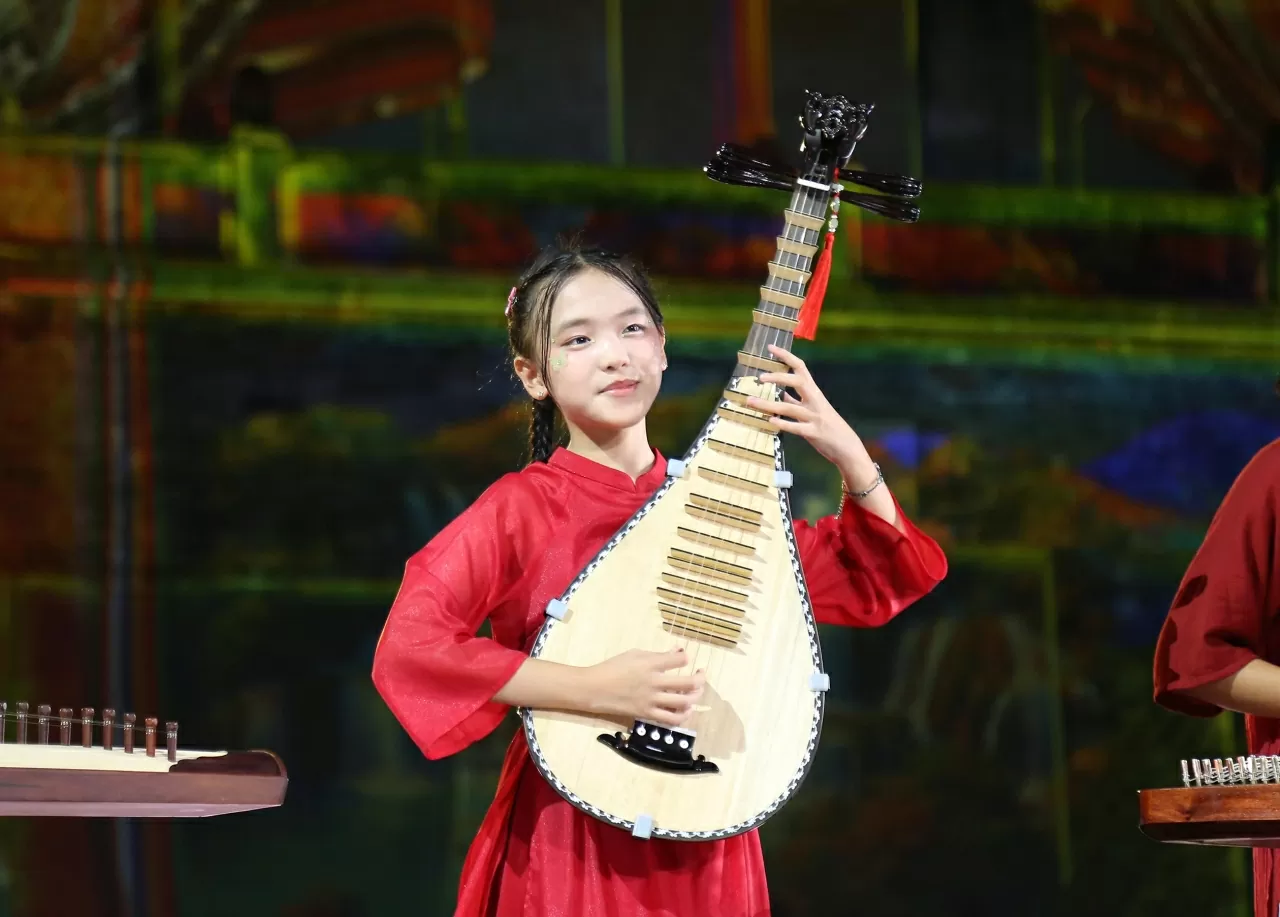 Tiết mục hát Xẩm và Dân ca ba miền của nhóm Thiêu nhi Ngôi sao nhỏ. (Ảnh: Thành Long) Tiết mục hát Xẩm và Dân ca ba miền của nhóm Thiêu nhi Ngôi sao nhỏ. (Ảnh: Thành Long)