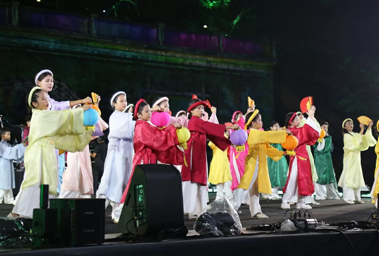 Tiết mục hát Xẩm và Dân ca ba miền của nhóm Thiêu nhi Ngôi sao nhỏ. (Ảnh: Thành Long)