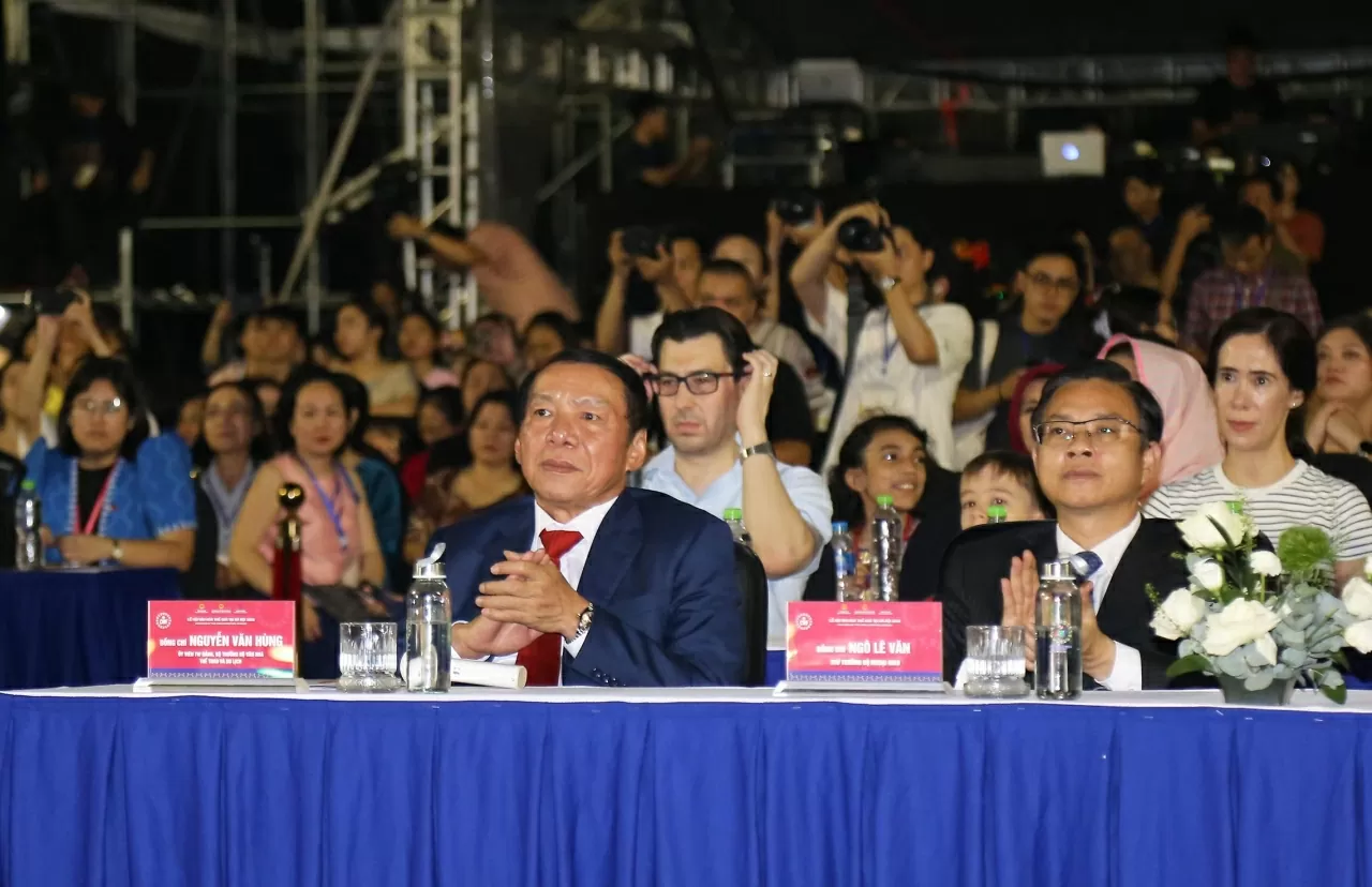 Ủy viên Trung ương Đảng, Bộ trưởng Bộ Văn hoá, Thể thao và Du lịch (Bộ VH,TT&DL) Nguyễn Văn Hùng và Thứ trưởng Ngoại giao Ngô Lê Văn tham dự lễ bế mạc. (Ảnh: Thành Long)