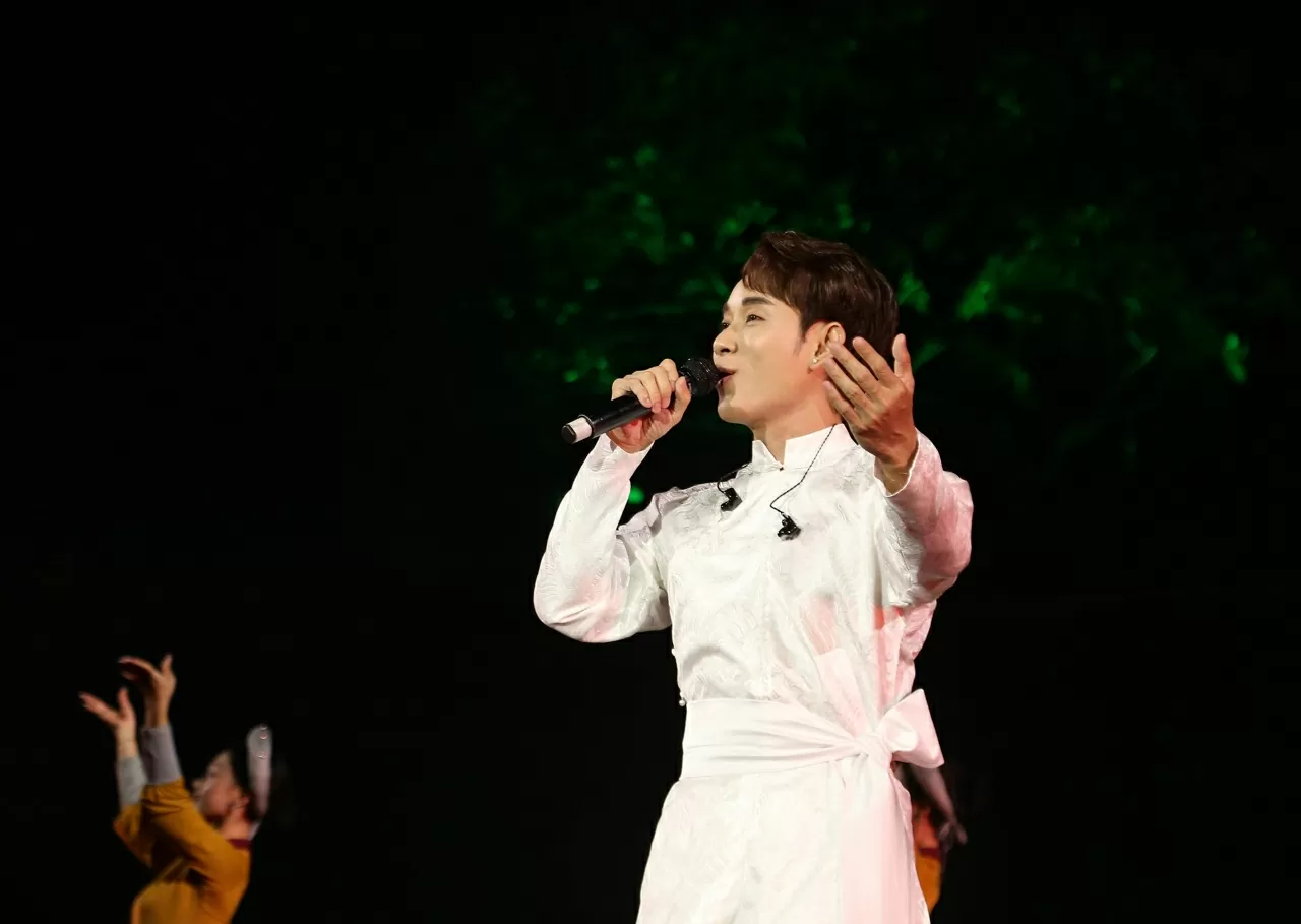 Ca sĩ Trúc Nhân khuấy động không khí với hai bài hát Thịnh vượng Việt Nam và Madein Viet Nam. (Ảnh: Thành Long)