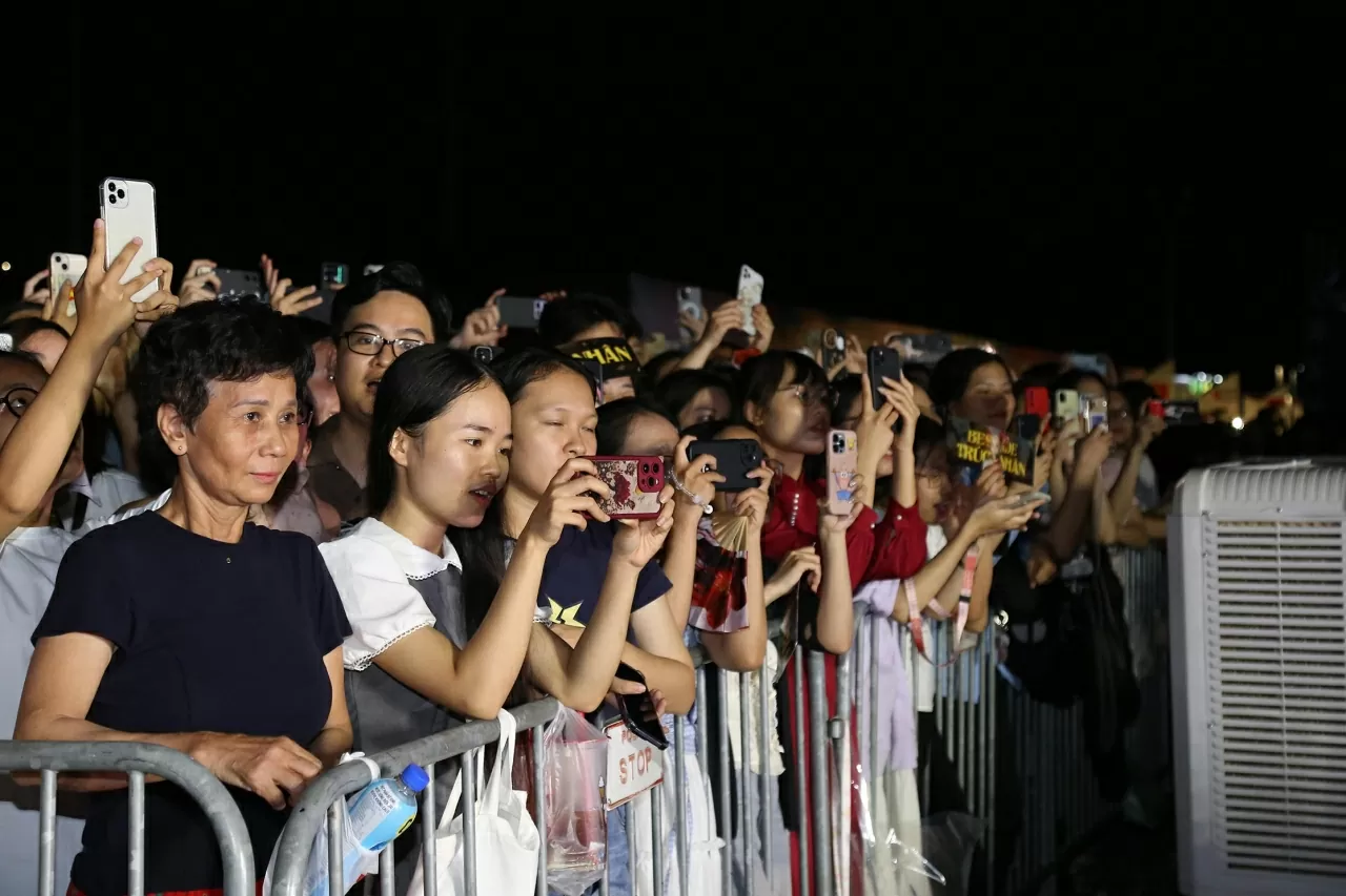 Khán giả phấn khích cổ vũ các tiết mục biểu diễn của nghệ sĩ. (Ảnh: Thành Long) Khán giả phấn khích cổ vũ các tiết mục biểu diễn của nghệ sĩ. (Ảnh: Thành Long)