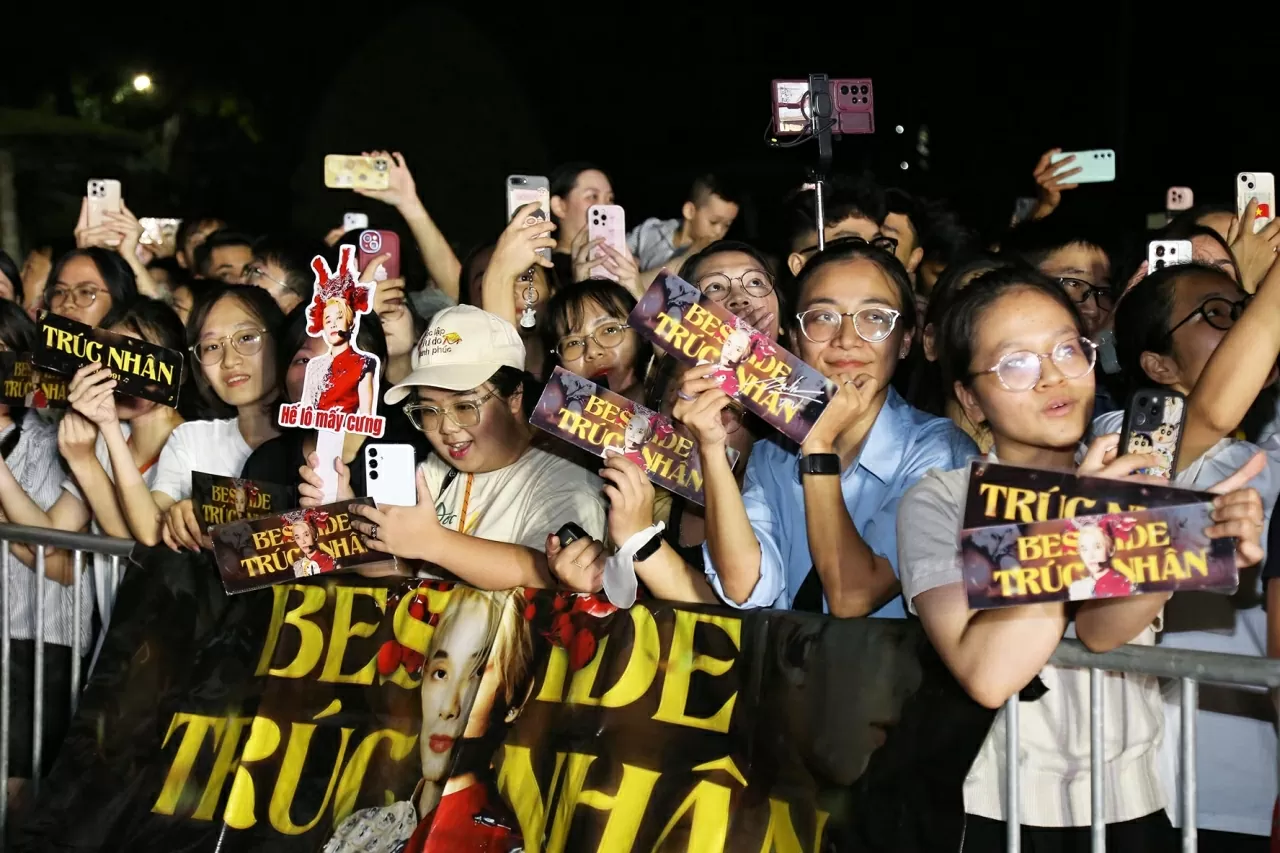 Khán giả phấn khích cổ vũ các tiết mục biểu diễn của nghệ sĩ. (Ảnh: Thành Long)