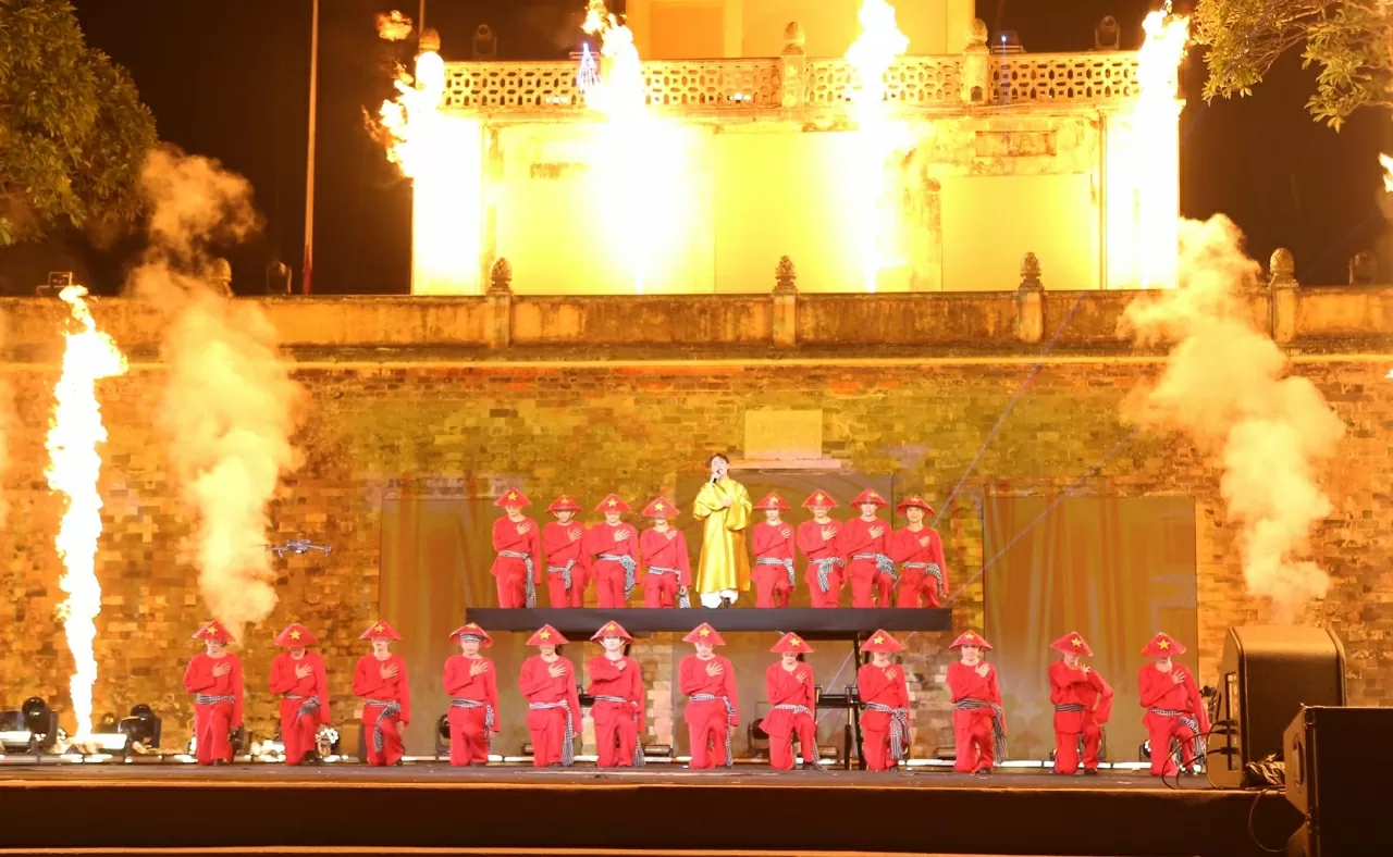 Ca sĩ Trúc Nhân khuấy động không khí với hai bài hát Thịnh vượng Việt Nam và Madein Viet Nam. (Ảnh: Thành Long)