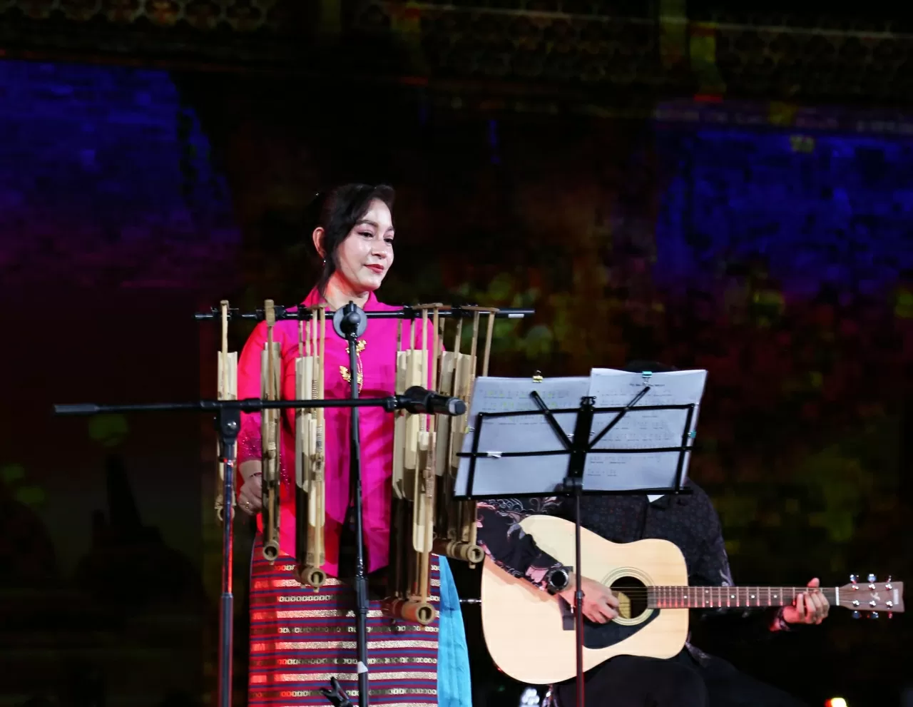 Tiết mục Hello Viet Nam, biểu diễn bởi những nghệ sĩ Indonesia. (Ảnh: Thành Long) Tiết mục Hello Viet Nam, biểu diễn bởi những nghệ sĩ Indonesia. (Ảnh: Thành Long)