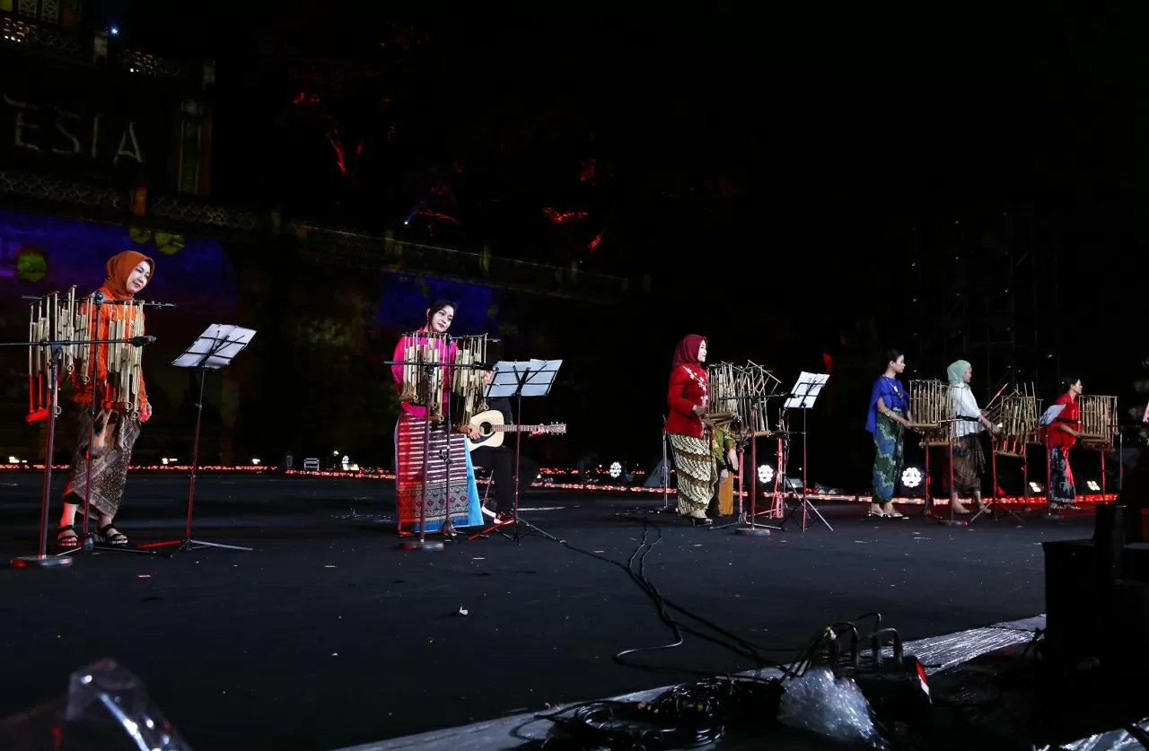 Tiết mục Hello Viet Nam, biểu diễn bởi những nghệ sĩ Indonesia. (Ảnh: Thành Long)