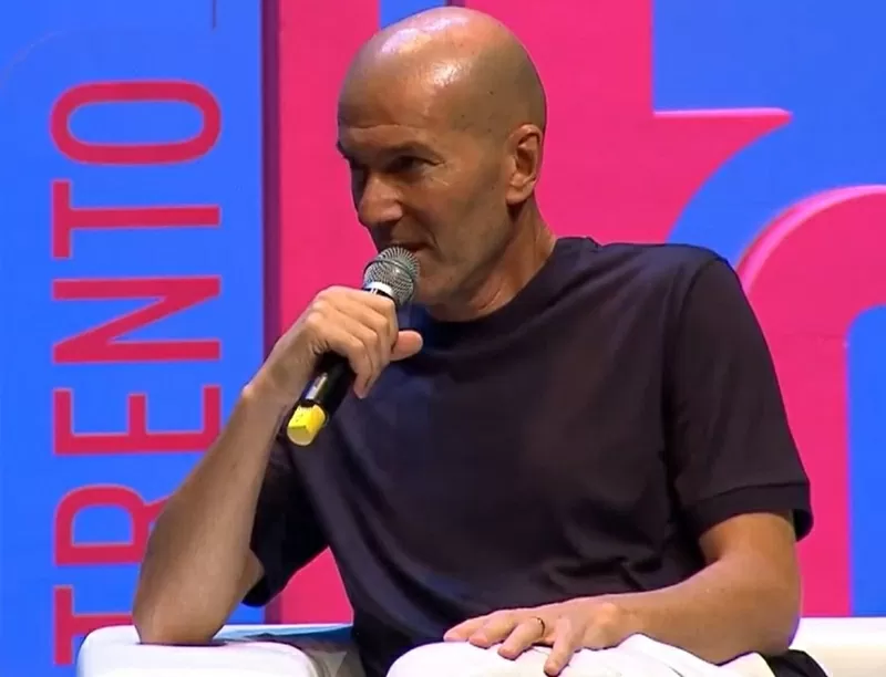 HLV Zidane lần đầu thừa nhận muốn thay thế HLV Deschamps